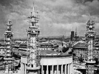 Meštrovićev paviljon, minareti tijekom gradnje džamije. Džamija je otvorena 18. kolovoza 1944. godine, minareti su srušeni 1949. godine